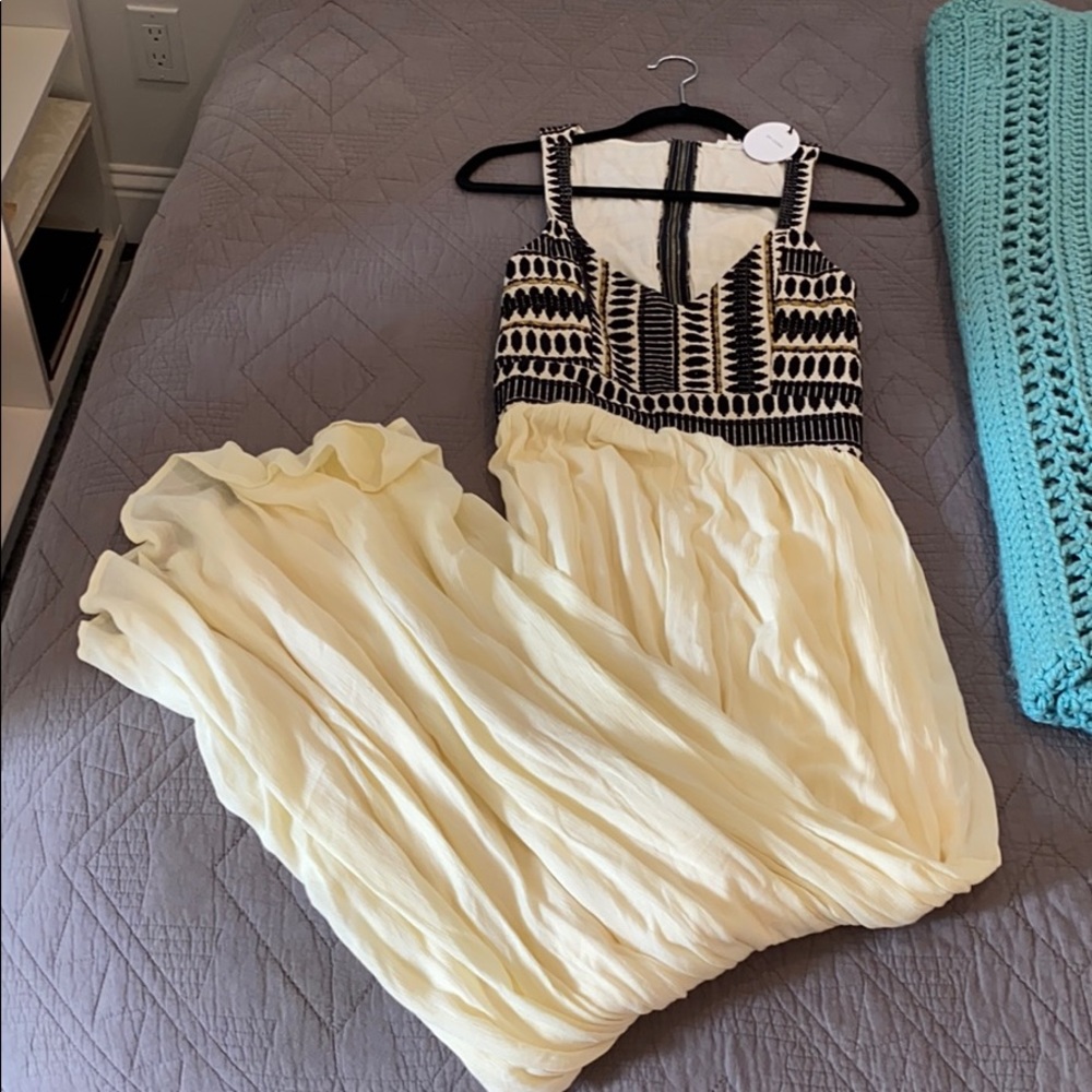 En creme maxi dress